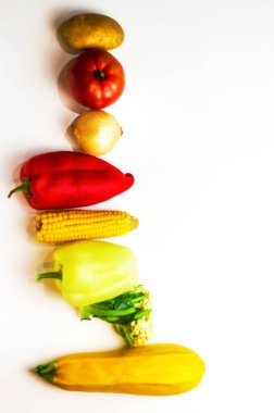 Beyaz arka planda taze renkli organik sebzeler, tarım ve sağlıklı gıda konsepti. Uzayı kopyala Düz yatıyordu. Beyaz arka planda yeni bir sebze grubu. Seçici odak.