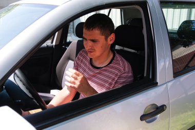 Arabada oturan mutlu beyaz bir genç adam. Açık pencereden bakan 20 'li yaşlarda bir adam. Gümüş gri gri araba. Araçtaki çekici esmer adamlar. Alıcı veya otomobil satıcısı kavramı.