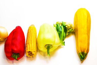 Beyaz arka planda izole edilmiş taze sebzelerin yakın çekimi. Vejetaryen yemeği: sağlıklı taze sebze sınırı. Uzayı kopyala Sebze grubunun yakın çekim görüntüsü. Seçici odak.