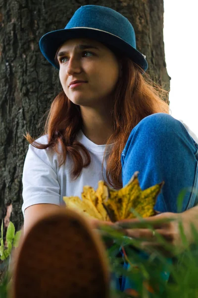 Defokus Portrét Zasněné Mladé Ženy Hnědými Vlasy Kloboukem Venku Samičí — Stock fotografie