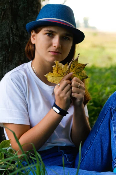 Defokus Portrét Seriózní Mladé Ženy Hnědými Vlasy Kloboukem Venku Samičí — Stock fotografie