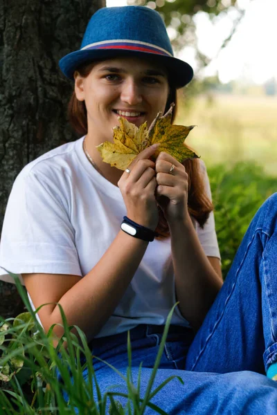 Desenfoque Retrato Una Joven Sonriente Con Pelo Castaño Usando Sombrero — Foto de Stock
