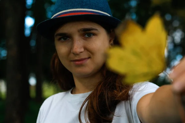 Desenfoque Retrato Una Joven Feliz Con Pelo Castaño Usando Sombrero — Foto de Stock