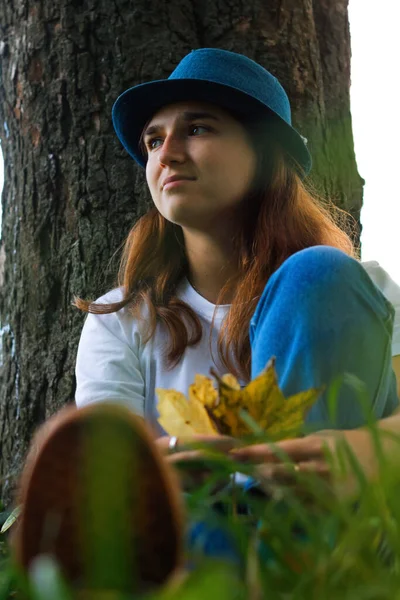 Desenfoque Retrato Una Joven Romántica Con Pelo Castaño Usando Sombrero — Foto de Stock
