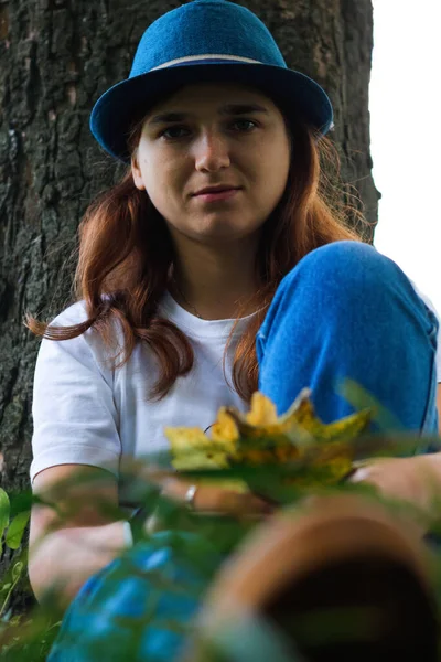 Desenfoque Retrato Una Triste Joven Con Pelo Castaño Usando Sombrero — Foto de Stock