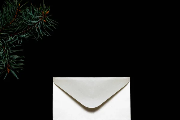 Großaufnahme Weißer Seidenumschlag Auf Schwarzem Hintergrund Brief Den Weihnachtsmann Neujahrs — Stockfoto