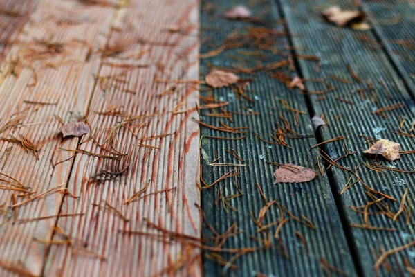 Sfocare in legno marrone e nero sfondo strutturato con ago di pino caduto e foglie secche. Autunno sfondo astratto. Foresta all'aperto. Fuori fuoco — Foto Stock