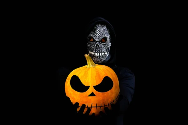 Geïsoleerde Magere Hein Met Halloween Pompoen Hoofd Man Met Doodsmasker — Stockfoto