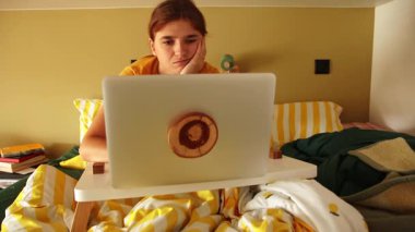 Yorgun ve şaşkın. ADHD hastası bir kadın yataktan işe koşuyor. Yüzündeki ifade can sıkıntısı, kafa karışıklığı ve bıkkınlık hissi....