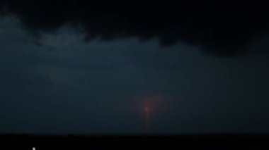 Dramatik Gök Gürültüsü Zaman Hızı. Bulutlarda şimşek çaktı. Fırtınanın ham enerjisini yakalayan hızlandırılmış video. Korkunç Gökyüzü Hızlandırması. Çember Bulutlar ve Şimşek.