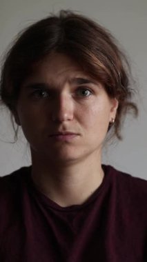 30 yıllık kriz. 30 'larında üzgün bir kadının dikey portresi. Depresyon mağduru. Dikey yakın çekim. Depresyonla Savaşan Bir Kadının Üzgün Yüzü.