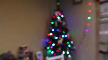Defocus bulanık Noel ağacı lambası arka planı evde bulanıklaştı. Tatil arifesi. Dekore edilmiş Xmas detay arkaplanı. Parılda, parılda, parılda. Sihir aydınlatıldı. Odaklanamıyorum.