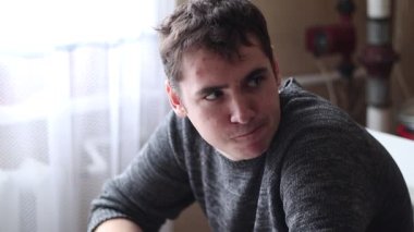 İçerideki genç adamın portresi. Ciddi adam dinler. Mavi gözlü, ciddi bir genç adam. 20 'li yıllar. Dışarıdaki yakışıklı adam portresi. Yaşam tarzı. Öğrenci.