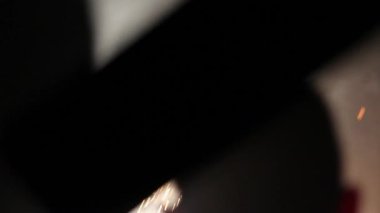 People 'ın yakınındaki bir patlamanın kıvılcımları ve alevi. Rusya 'ya karşı verilen savaşta fedakarlığın sembolü. Savaştan sonra. Rus Saldırısı 'ndan Patlama, Kıvılcım ve Alev.