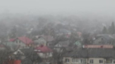 Şehirde Gündüz Karyağışı. Yollara ve Residential Houses 'a kar yağıyor. Geniş, istikrarlı bir çekim yoğun kar, kar, gün içinde bir şehre düşüşü kaydediyor..