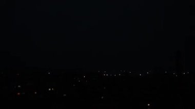 Mor Yıldırım Gece Bir Şehri Vuruyor. Dramatik Şehir Fırtınası. Purple Lightning ile Urban Night Sky. Siyah ve Mor Şehir.