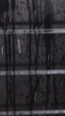 Dikey Soyut Yavaş Hareket Kara Arkaplan 'a Düşen Kar Taneleri. Noel, yeni yıl kutlamaları, sosyal medya hikayeleri. Kar dikey videosu.