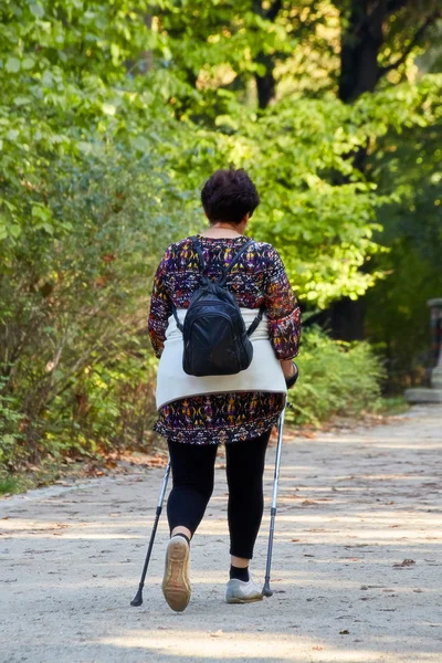 Middelbare leeftijd vrouw wandelen in het park — Stockfoto