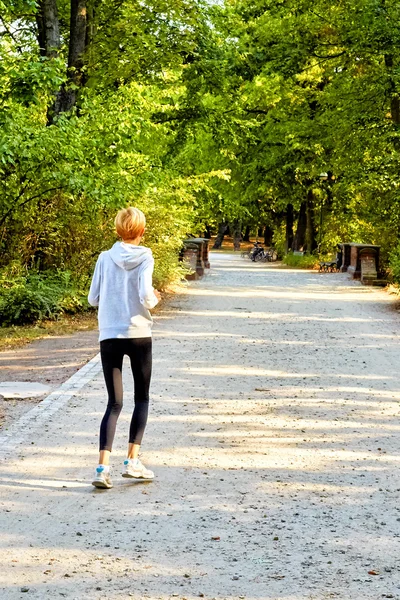 Anoreksję kobieta działa w parku — Zdjęcie stockowe