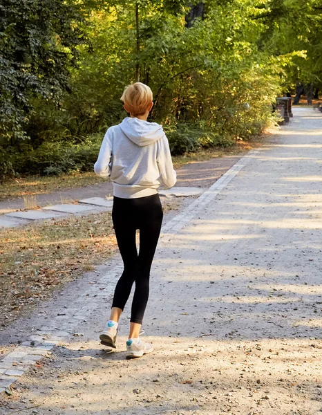 Anorektisk kvinna kör i park — Stockfoto