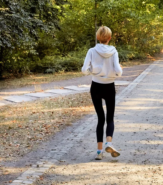 Magersüchtige Frau läuft in Park — Stockfoto