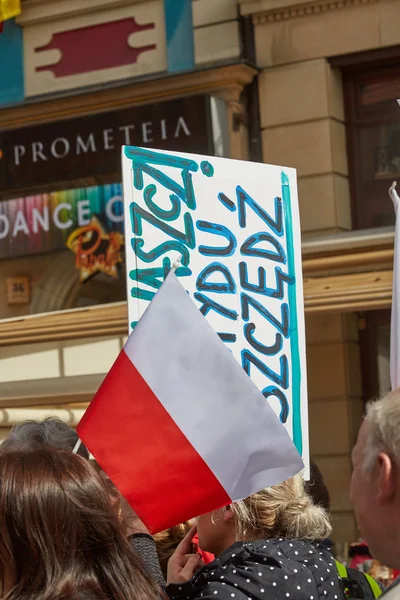 Committee for the Defence of Democracy supporters protesting in Wroclaw — Stock Photo, Image