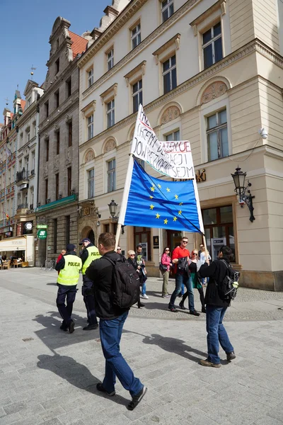 Bizottsága a védelem a demokrácia szurkolók tiltakoznak a Wroclaw — Stock Fotó