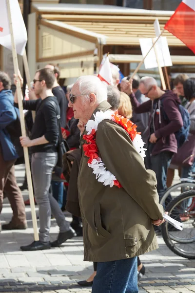 Kommittén för försvar av demokratin anhängarna protesterar i Wroclaw — Stockfoto