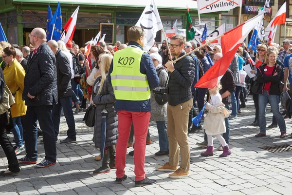 Επιτροπή για την υπεράσπιση της Δημοκρατίας υποστηρικτές διαμαρτύρονται στο Wroclaw — Φωτογραφία Αρχείου