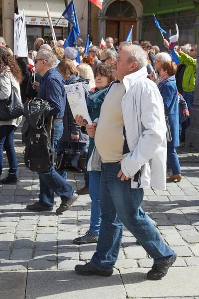 Kommittén för försvar av demokratin anhängarna protesterar i Wroclaw — Stockfoto