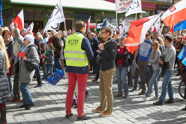 Bizottsága a védelem a demokrácia szurkolók tiltakoznak a Wroclaw — Stock Fotó