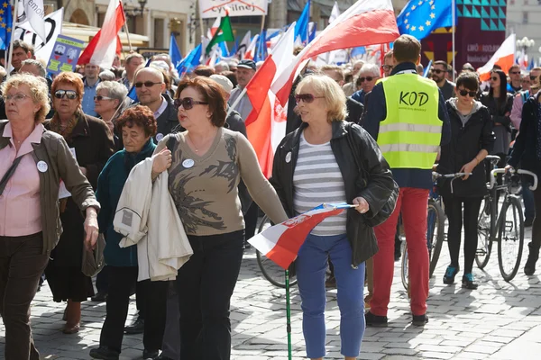 Bizottsága a védelem a demokrácia szurkolók tiltakoznak a Wroclaw — Stock Fotó