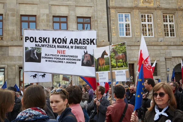 Committee for the Defence of Democracy supporters protesting in Wroclaw — Stock Photo, Image