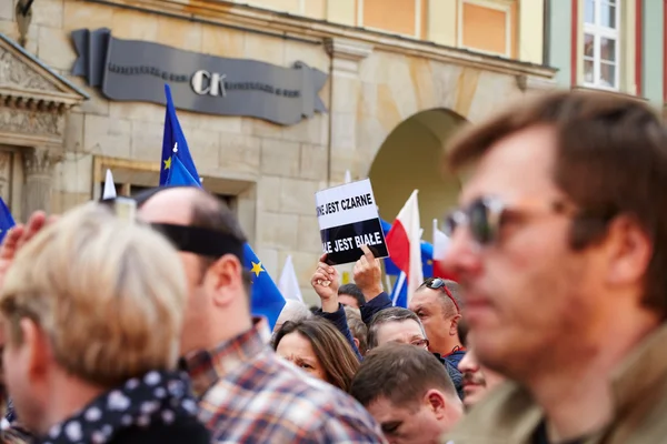 Bizottsága a védelem a demokrácia szurkolók tiltakoznak a Wroclaw — Stock Fotó