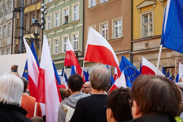 Bizottsága a védelem a demokrácia szurkolók tiltakoznak a Wroclaw — Stock Fotó