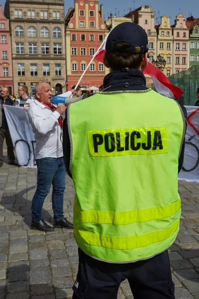 ヴロツワフで抗議している民主主義の防衛の支持者のための委員会 — ストック写真