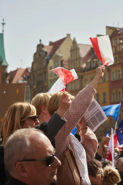 Bizottsága a védelem a demokrácia szurkolók tiltakoznak a Wroclaw — Stock Fotó