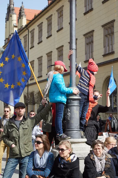 Bizottsága a védelem a demokrácia szurkolók tiltakoznak a Wroclaw — Stock Fotó