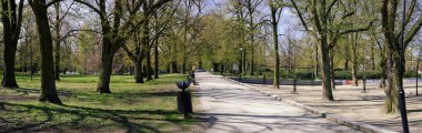 Şehirde huzurlu bir park.