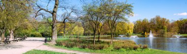 Şehirde huzurlu bir park.