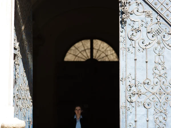 Le donne sfocano la faccia nella porta — Foto Stock