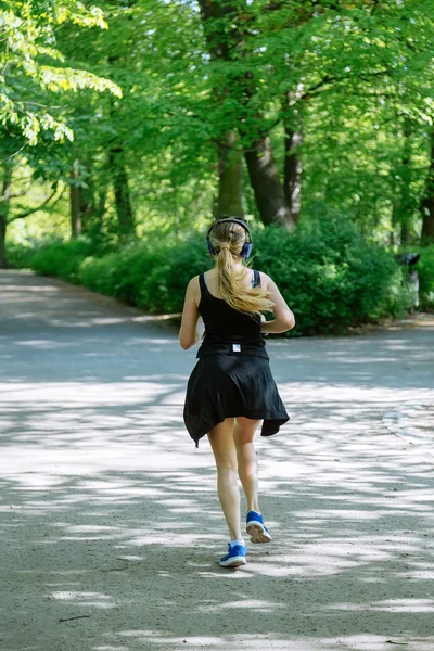 Jovem jogger feminino com fones de ouvido — Fotografia de Stock