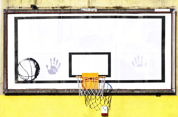 Obręcz do koszykówki na ścianie — Zdjęcie stockowe