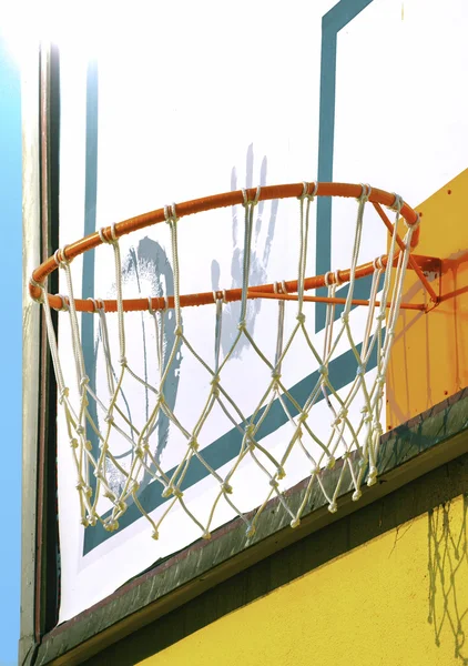 Basketbal hoepel aan de muur — Stockfoto