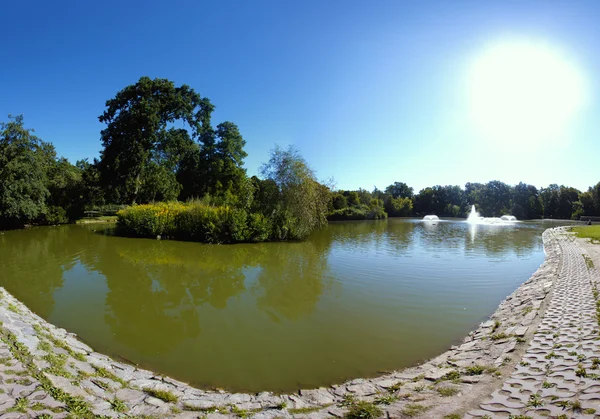 아름 다운 작은 연못에 푸른 하늘 반영. — 스톡 사진