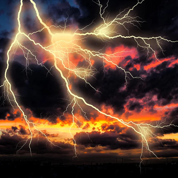 Nacht stadsgezicht met sterke lightning — Stockfoto