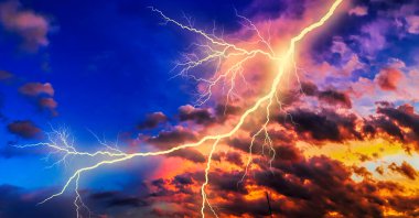 Gece cityscape güçlü yıldırım ile