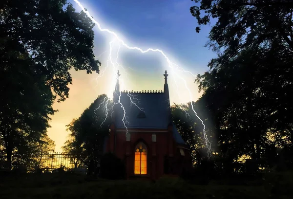 Haunted house with lightning at night — Stock Photo, Image