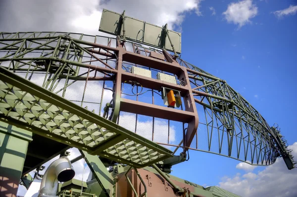 Mavi gökyüzü karşı askeri radar — Stok fotoğraf
