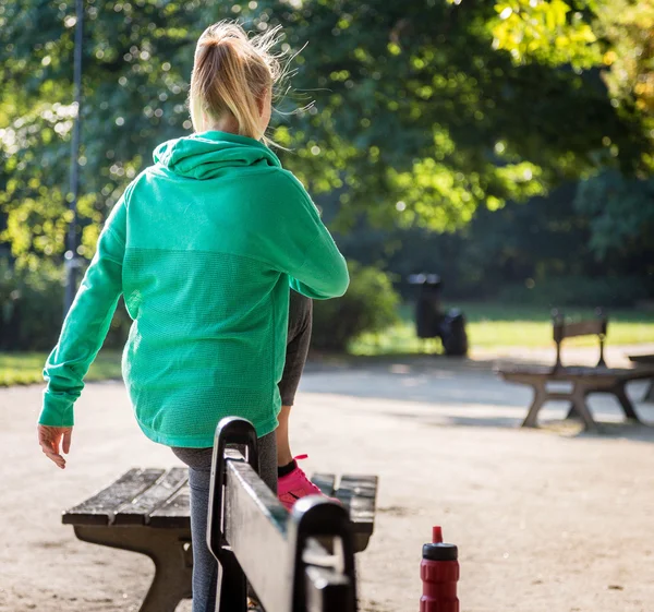 With personal trainer in the park — Stock Photo, Image